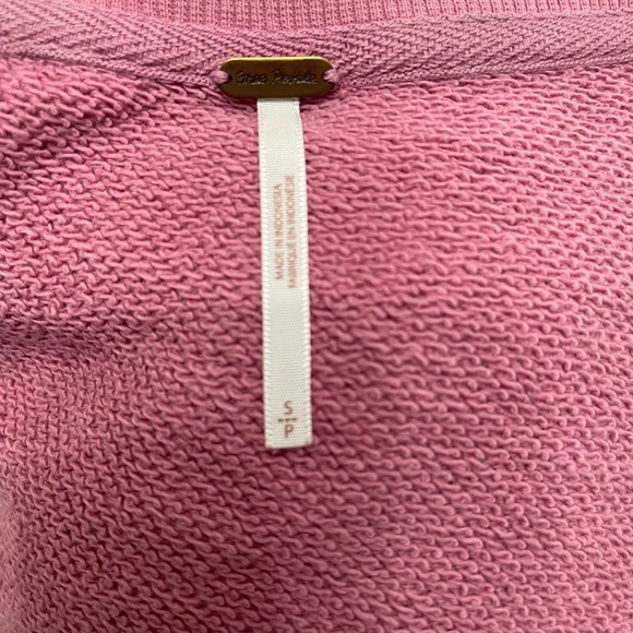 Free People Long Sleeve Sweatshirt. Lightweight sweatshirt with snap on sleeve - Picture 6 of 6